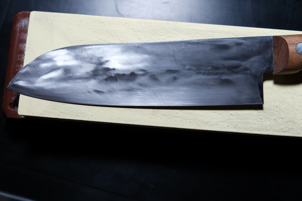 Die Klinge bei diesem Herder-Santoku ist nun wieder sauber.